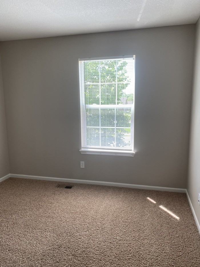4809 S 22nd St - Photo 5 of 5