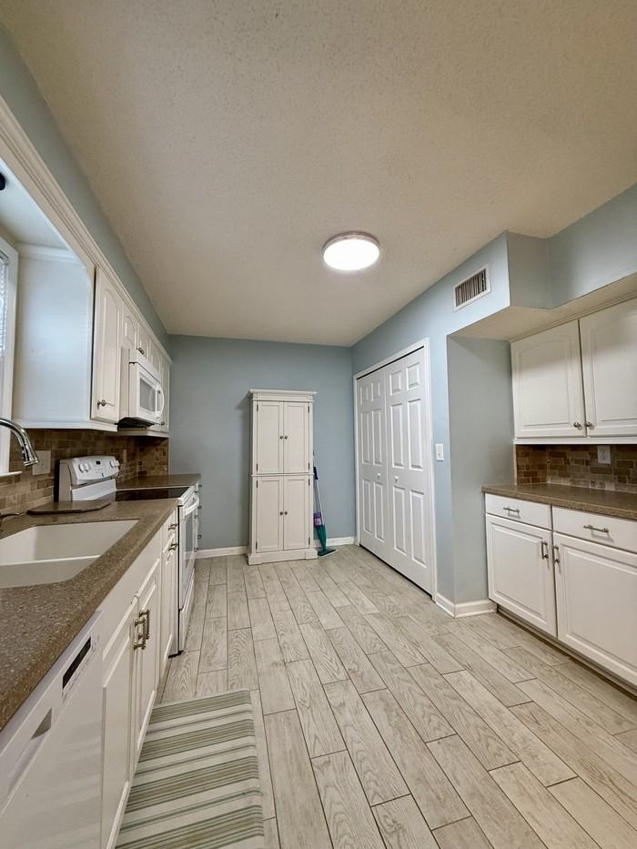 230 Pine St #1 - Photo 4 of 11