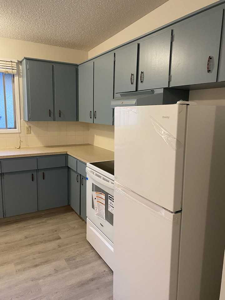 945 Canfield Cres Sw - Photo 3 of 12