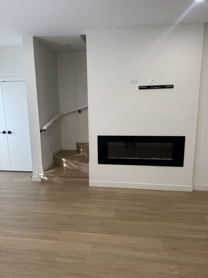 16526 21 Ave Sw - Photo 3 of 14