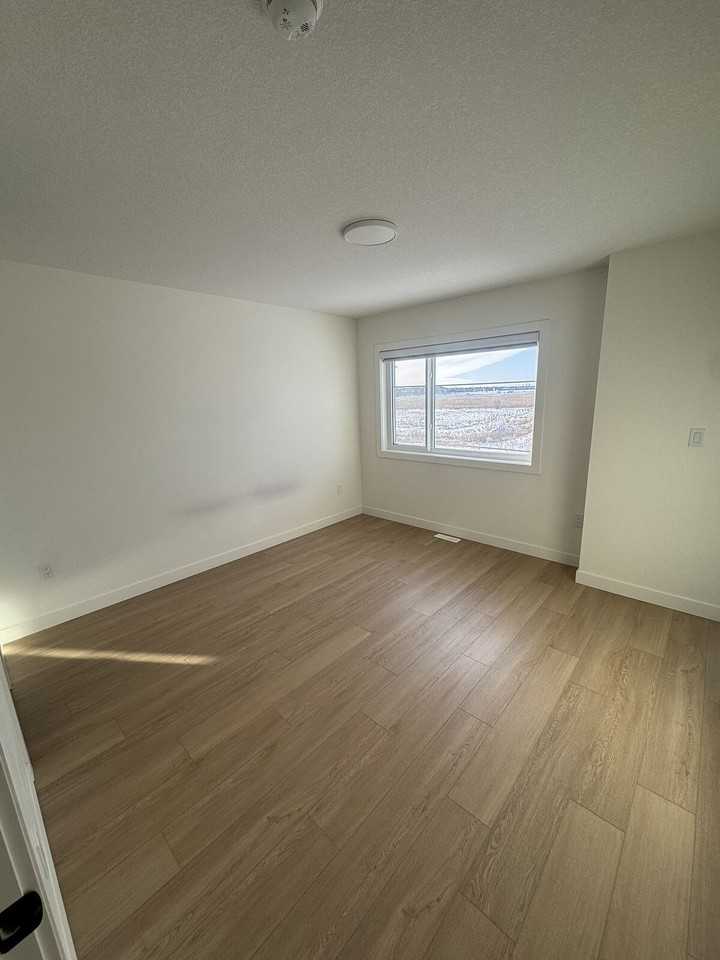 16526 21 Ave Sw - Photo 7 of 14