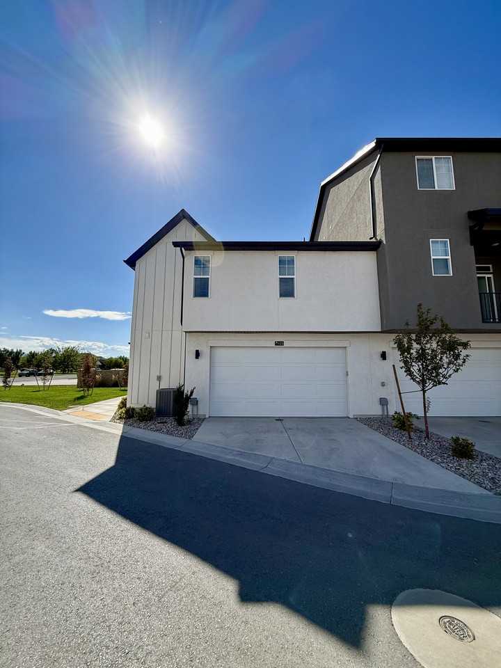 1125 N Clifton Dr #101 - Photo 4 of 33