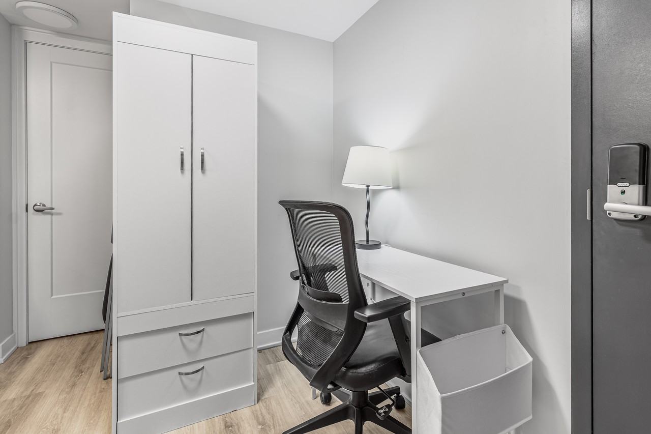 92 Hinton Avenue North - Photo 3 of 50