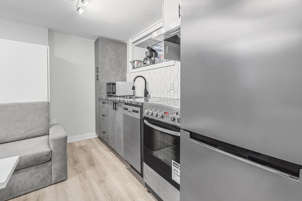 92 Hinton Avenue North - Photo 5 of 50