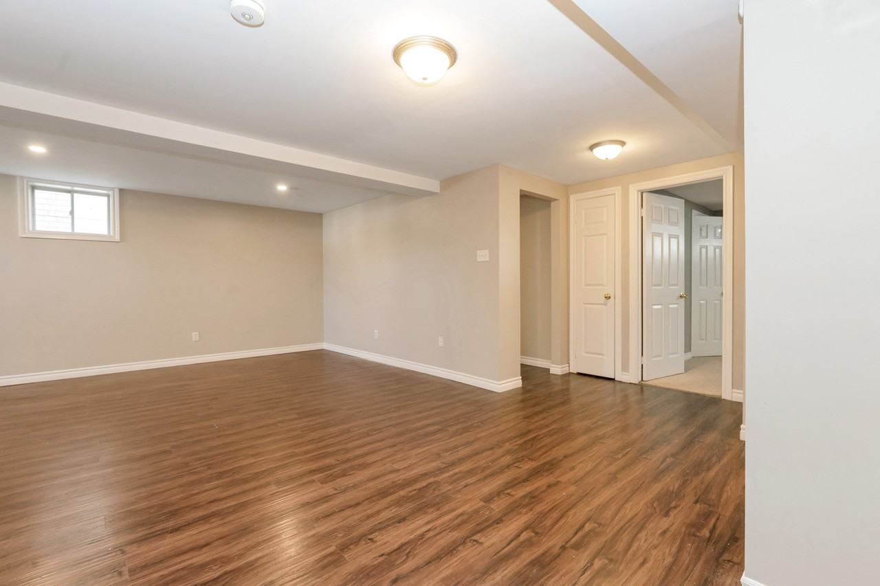 22 Brown Wood Dr, Barrie, ON L4M 6N4, Canada - Photo 2 of 11