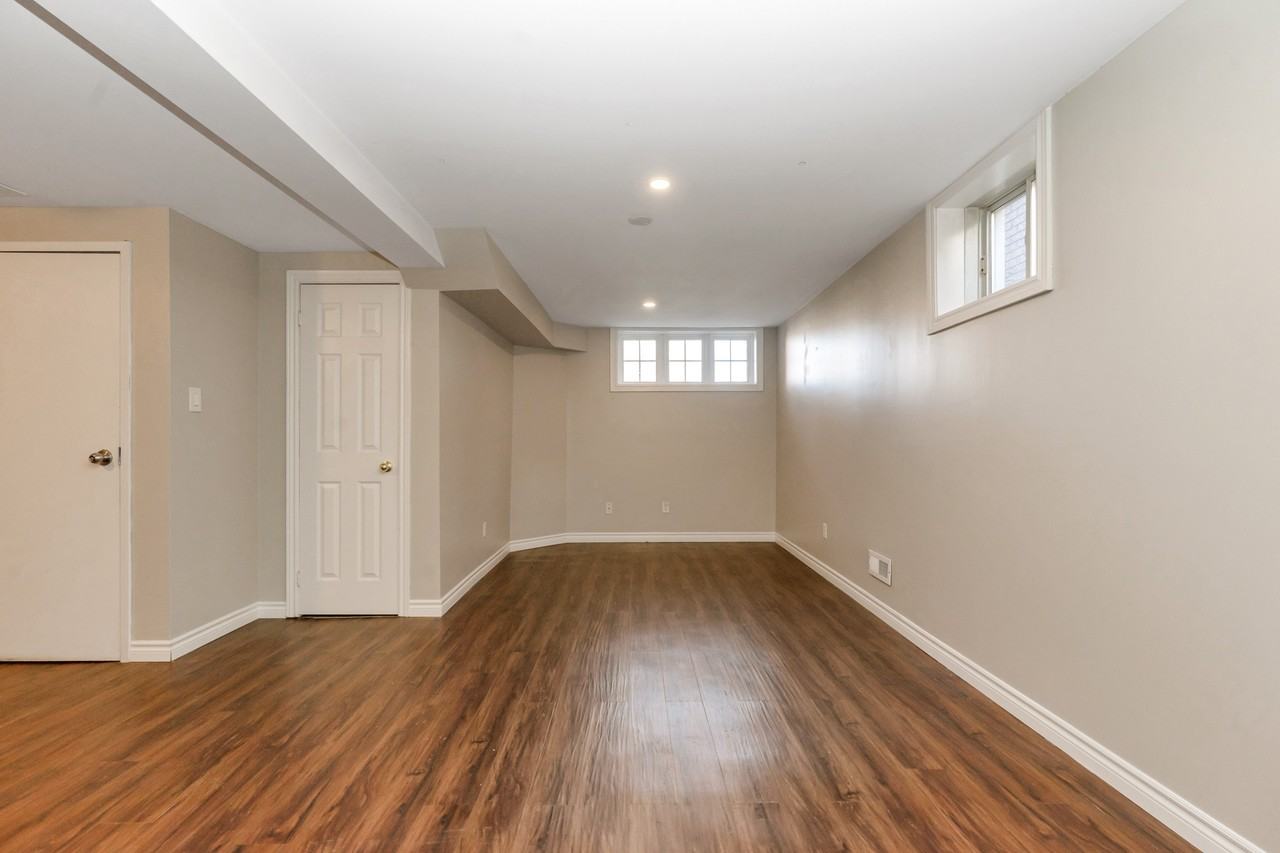 22 Brown Wood Dr, Barrie, ON L4M 6N4, Canada - Photo 5 of 11