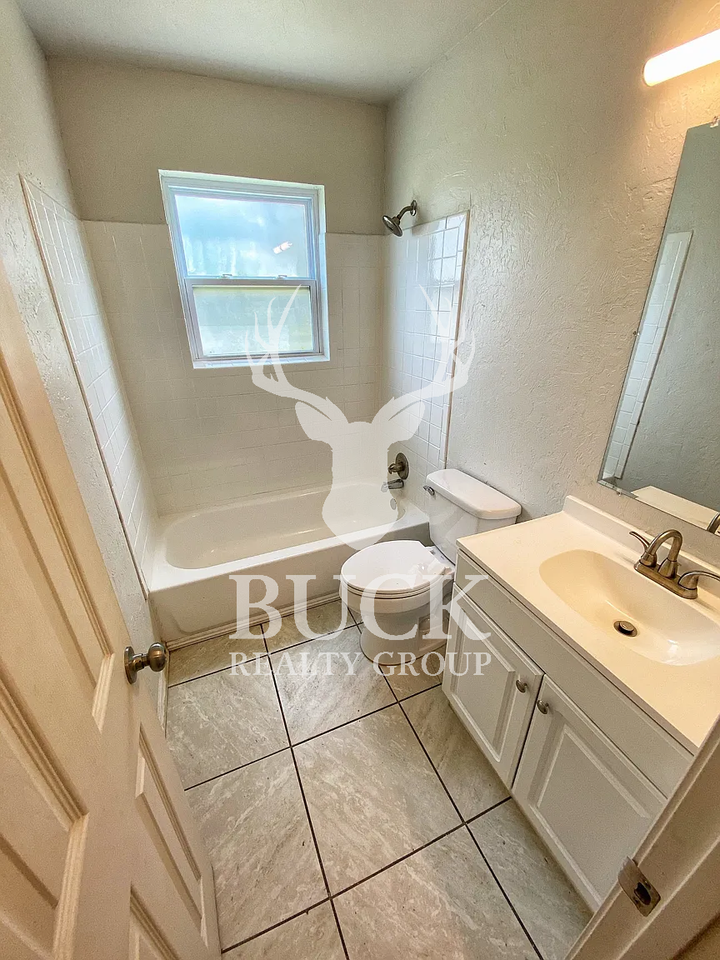 1828 Ne 55th St #1 - Photo 6 of 12