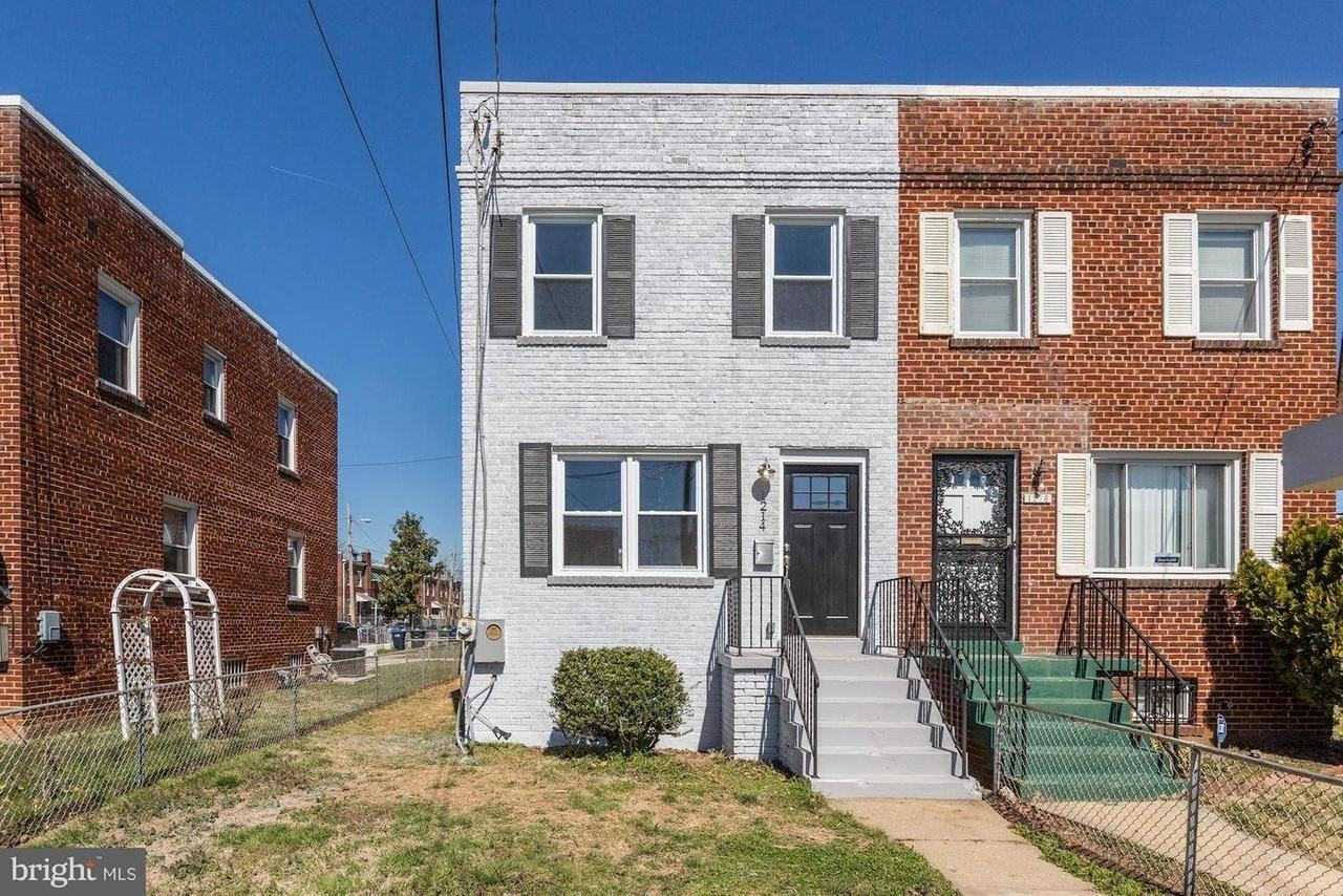 1214 Savannah St Se - Photo 2 of 11