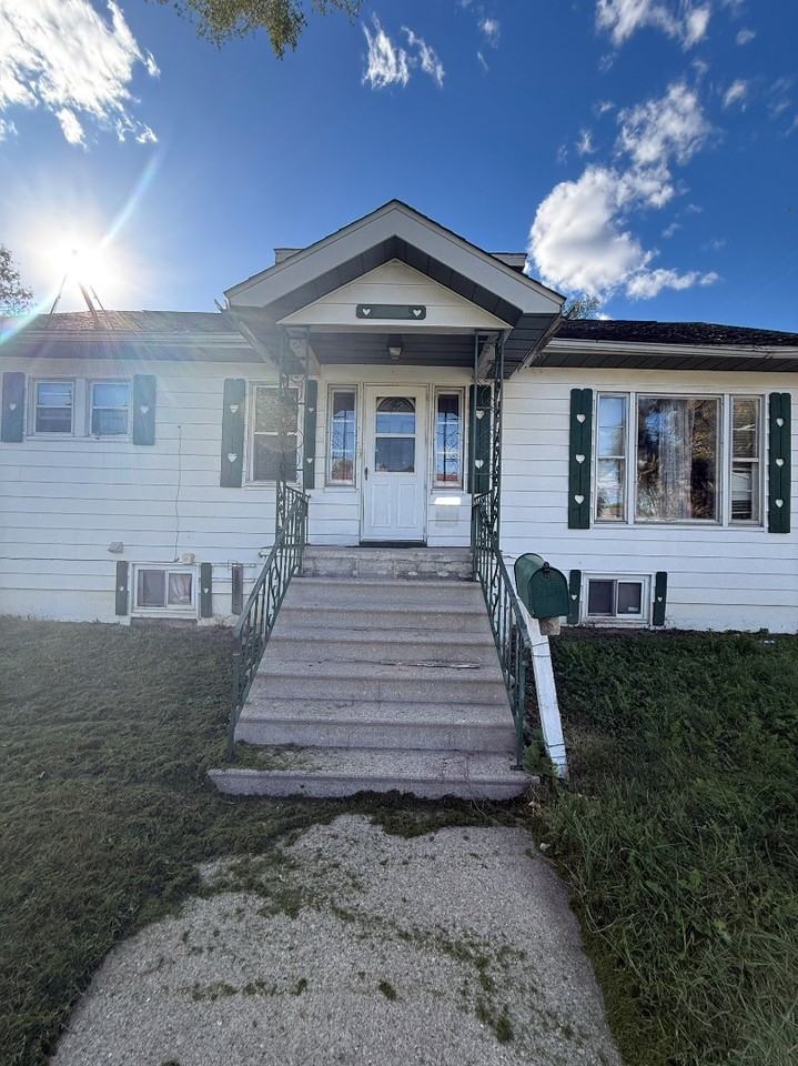 2341 N Clinton St - Photo 2 of 20
