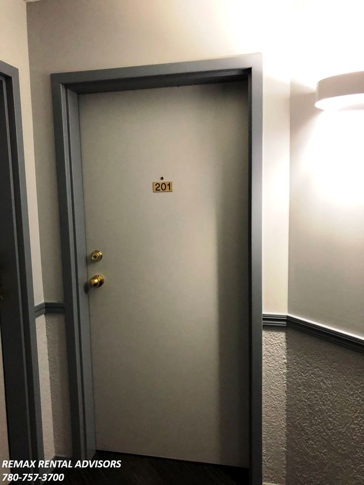 9620 174 St Nw - Photo 3 of 15