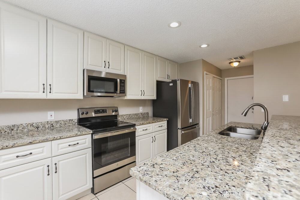 2204 Heathwood Cir - Photo 7 of 17