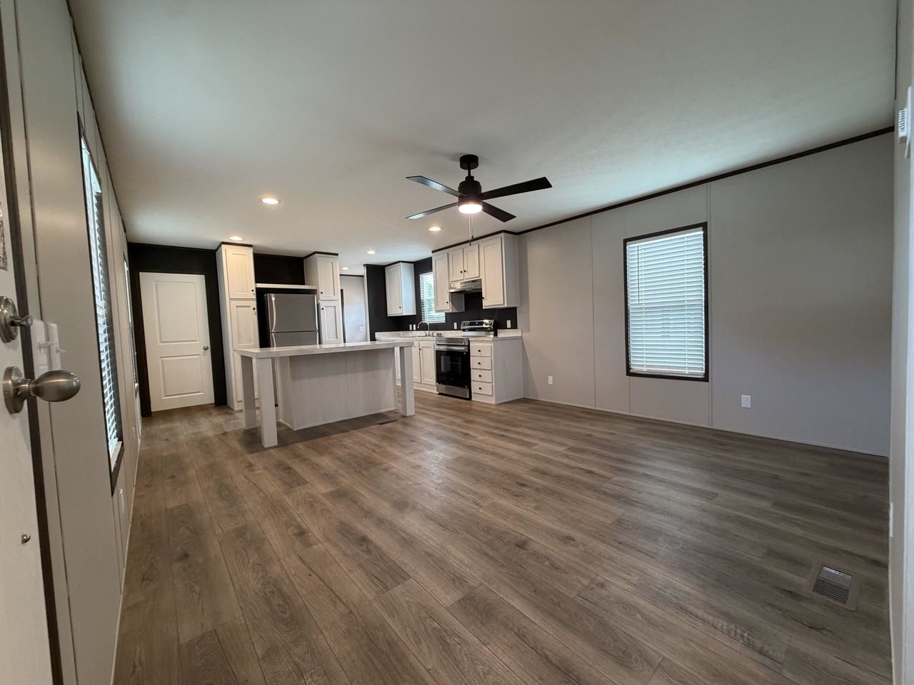 709 N Collins Fwy #17 - Photo 3 of 36