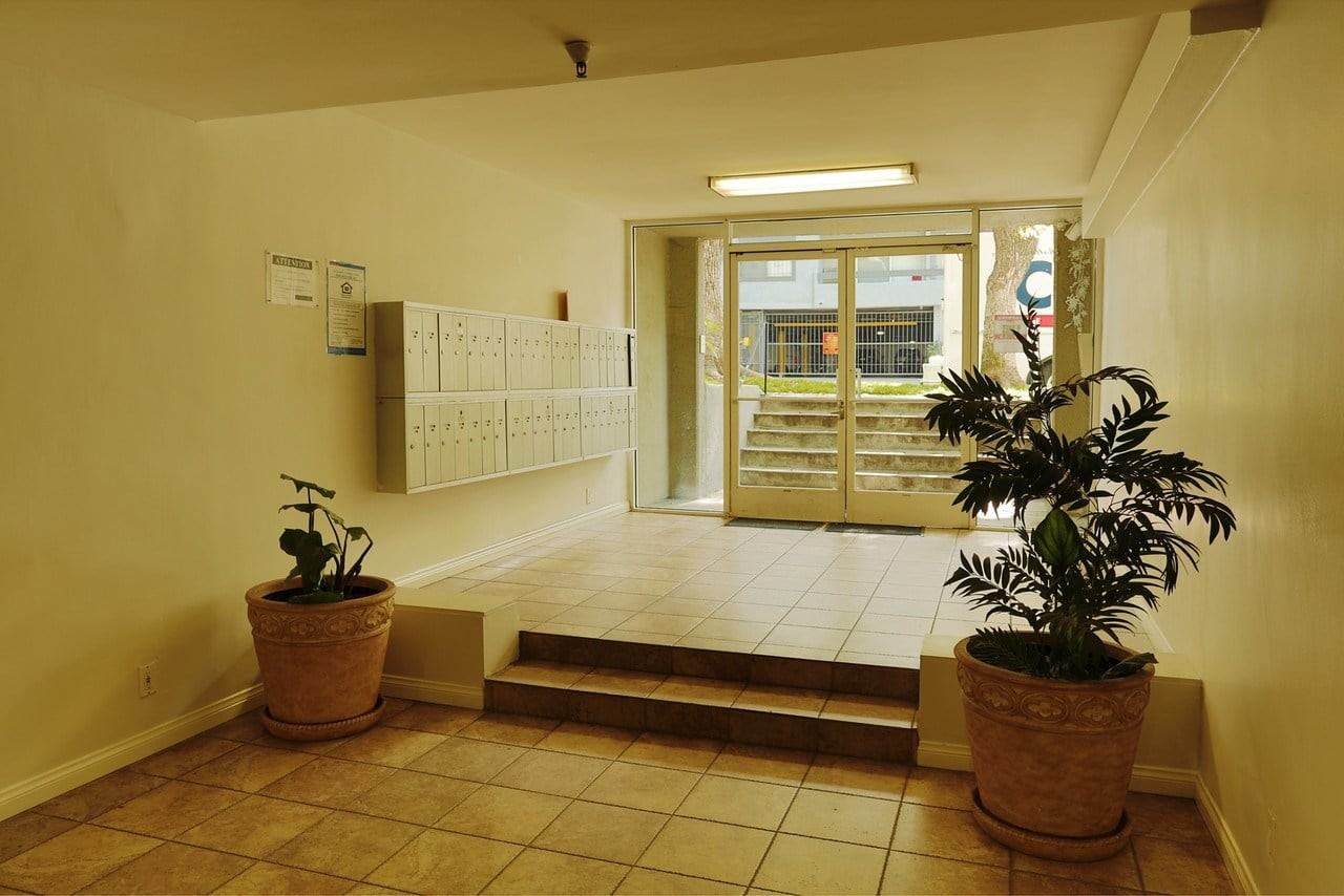 D69--2611 S. Portland Street - Photo 3 of 15