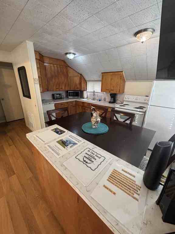 565 N 2nd St Unit A - Photo 3 of 7