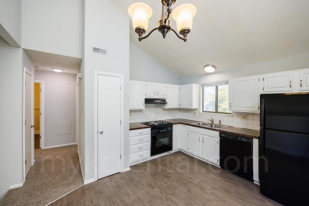 7606 Monrovia St - Photo 3 of 20