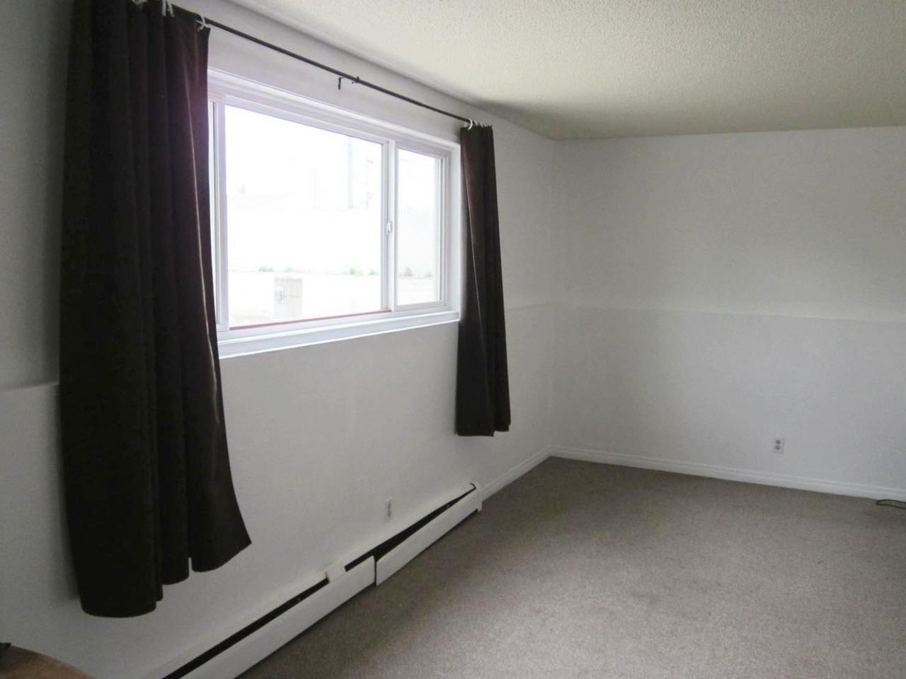 11825 101 St NW - Photo 3 of 5