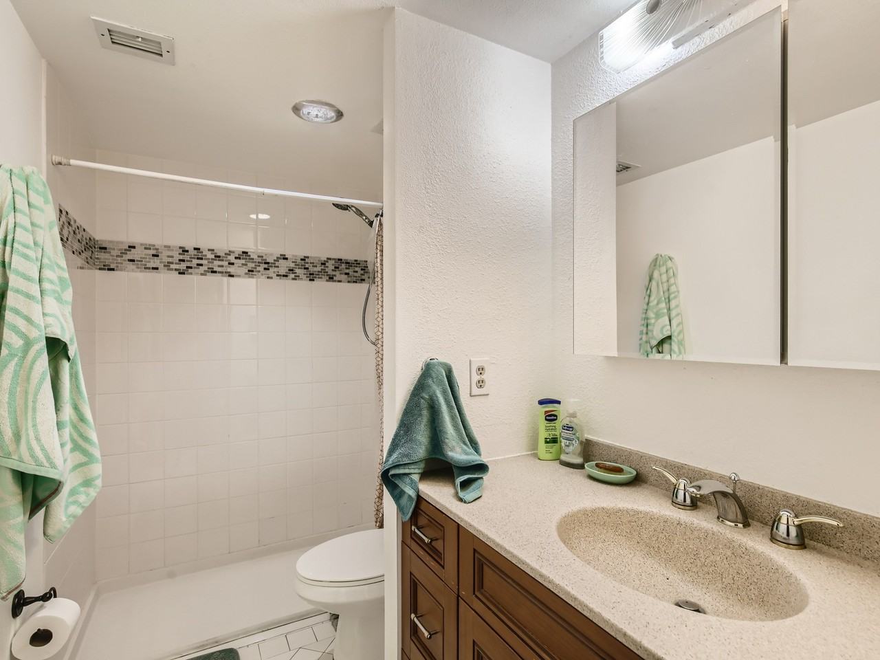 805 29th St - Photo 7 of 16