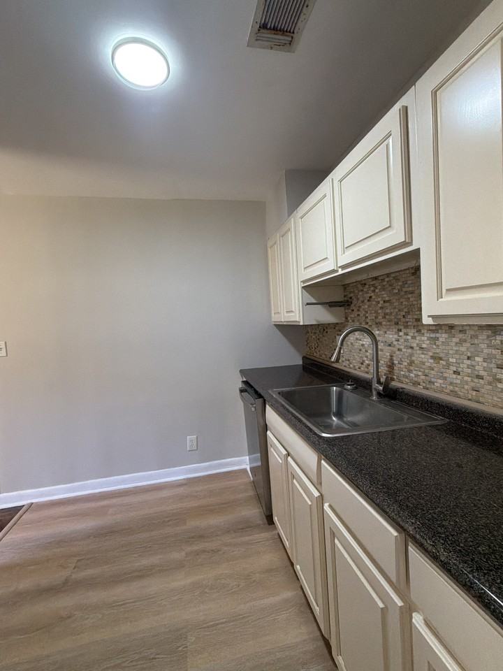 105 Marlborough St - Photo 7 of 15