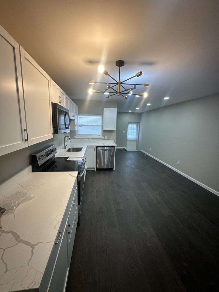 1727 E 30th St - Photo 3 of 12