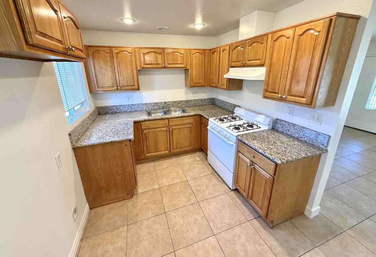 8756 Greenpoint Ave - Photo 3 of 18