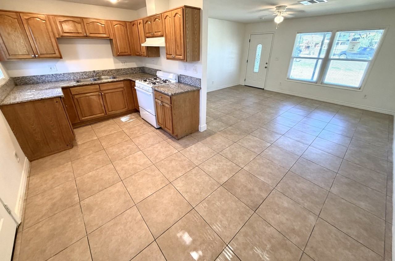 8756 Greenpoint Ave - Photo 4 of 18