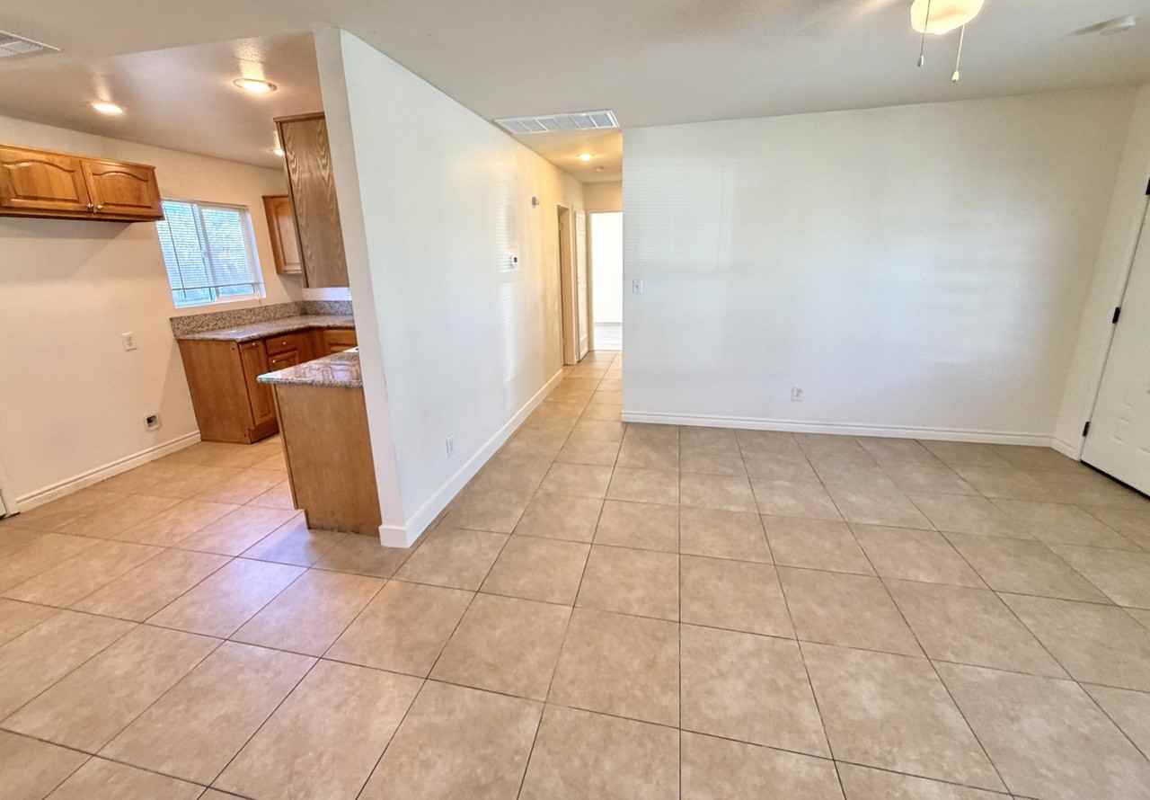 8756 Greenpoint Ave - Photo 5 of 18