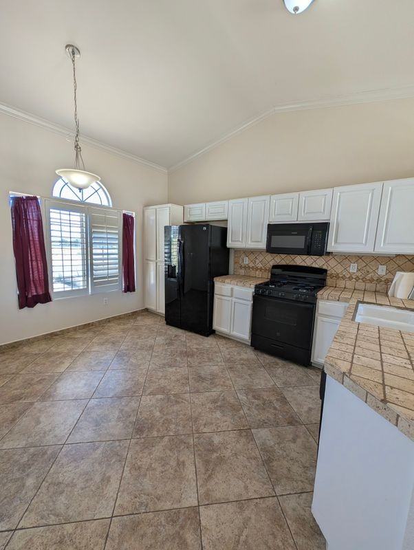 13053 Shubert St - Photo 3 of 27