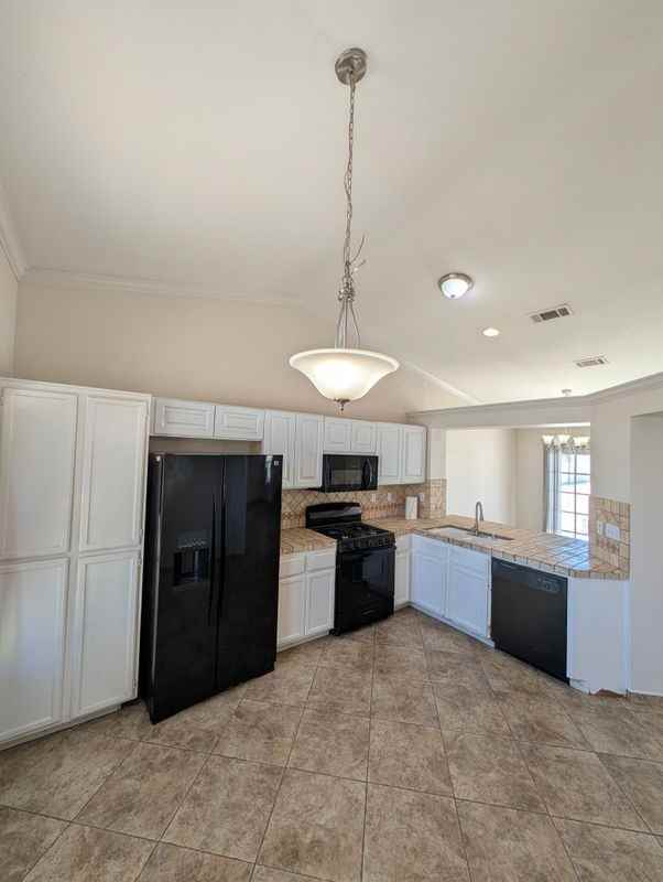 13053 Shubert St - Photo 5 of 27