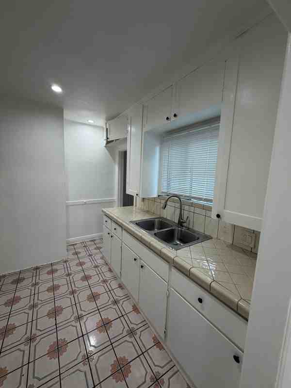 1802 E Glenoaks Blvd - Photo 2 of 6