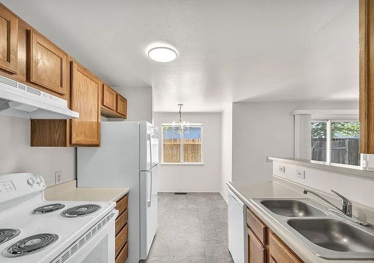 3932 Village Dr - Photo 3 of 11