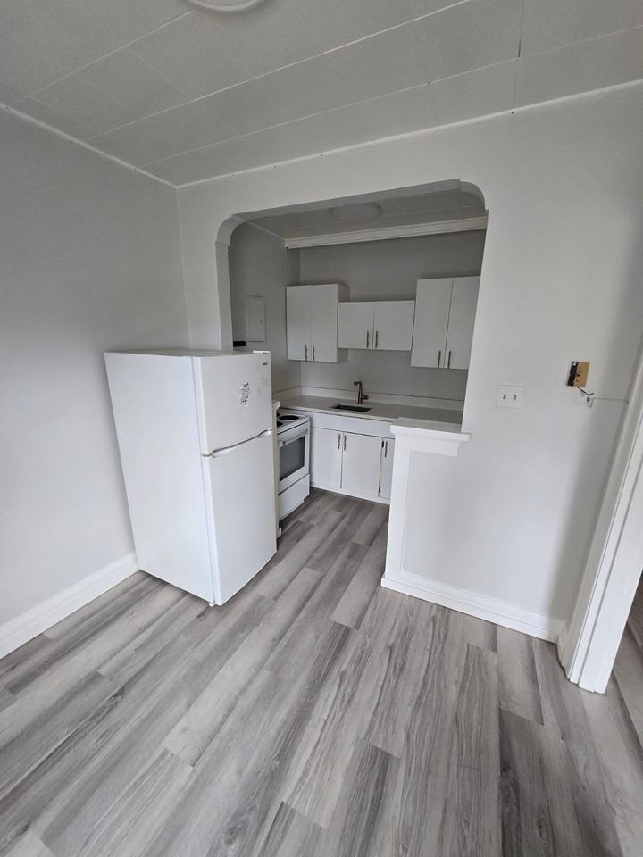model - 2105 Cornwall - Photo 2 of 19