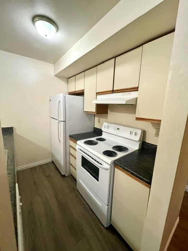 Adams Court Apartments - Photo 7 of 15