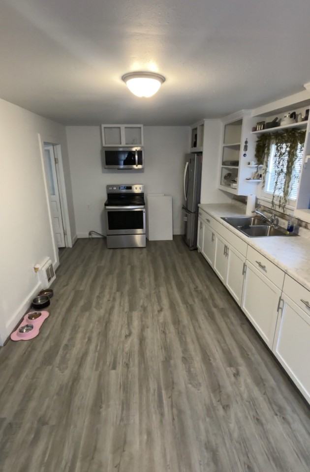 803 Moore St - Photo 2 of 3
