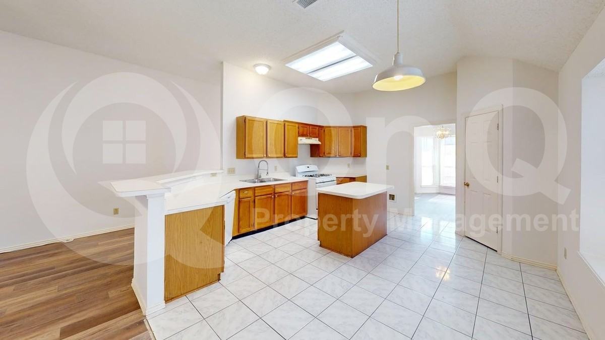 733 Rockett Ln - Photo 4 of 21