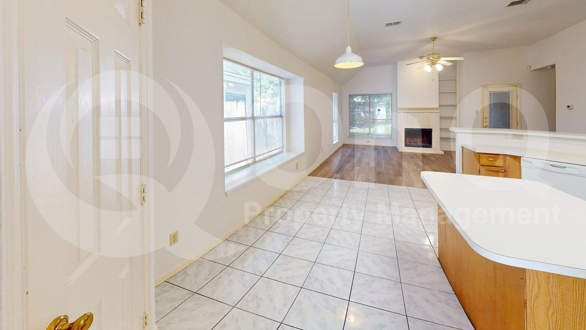 733 Rockett Ln - Photo 5 of 21
