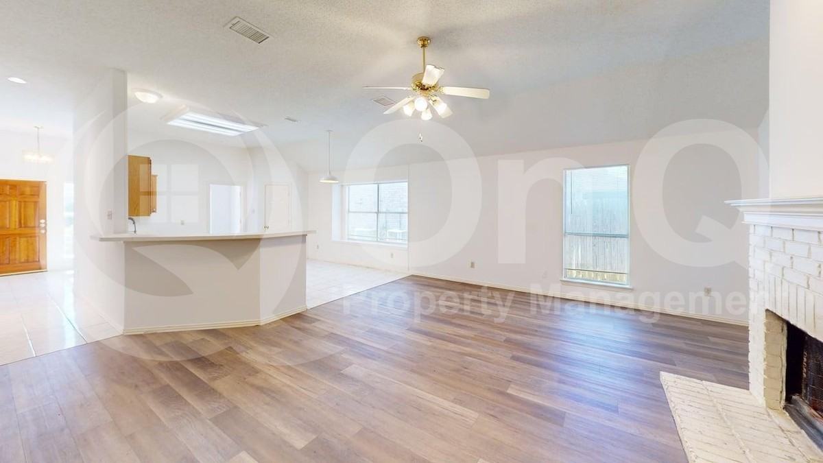 733 Rockett Ln - Photo 6 of 21