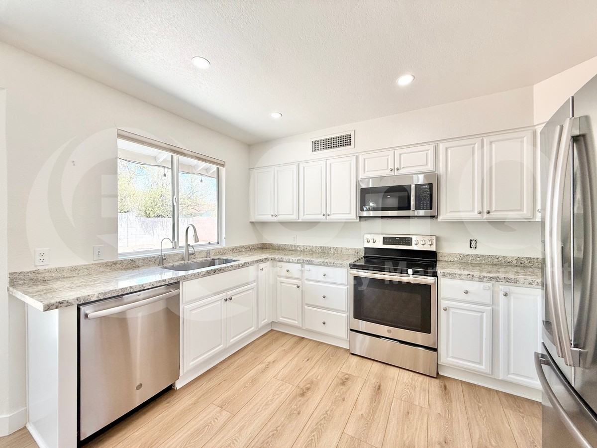 1744 W Mohawk Ln - Photo 4 of 26