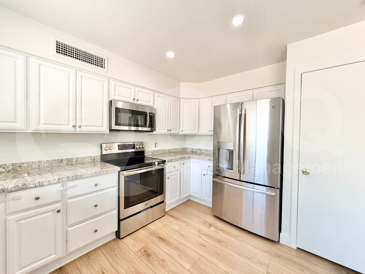 1744 W Mohawk Ln - Photo 5 of 26