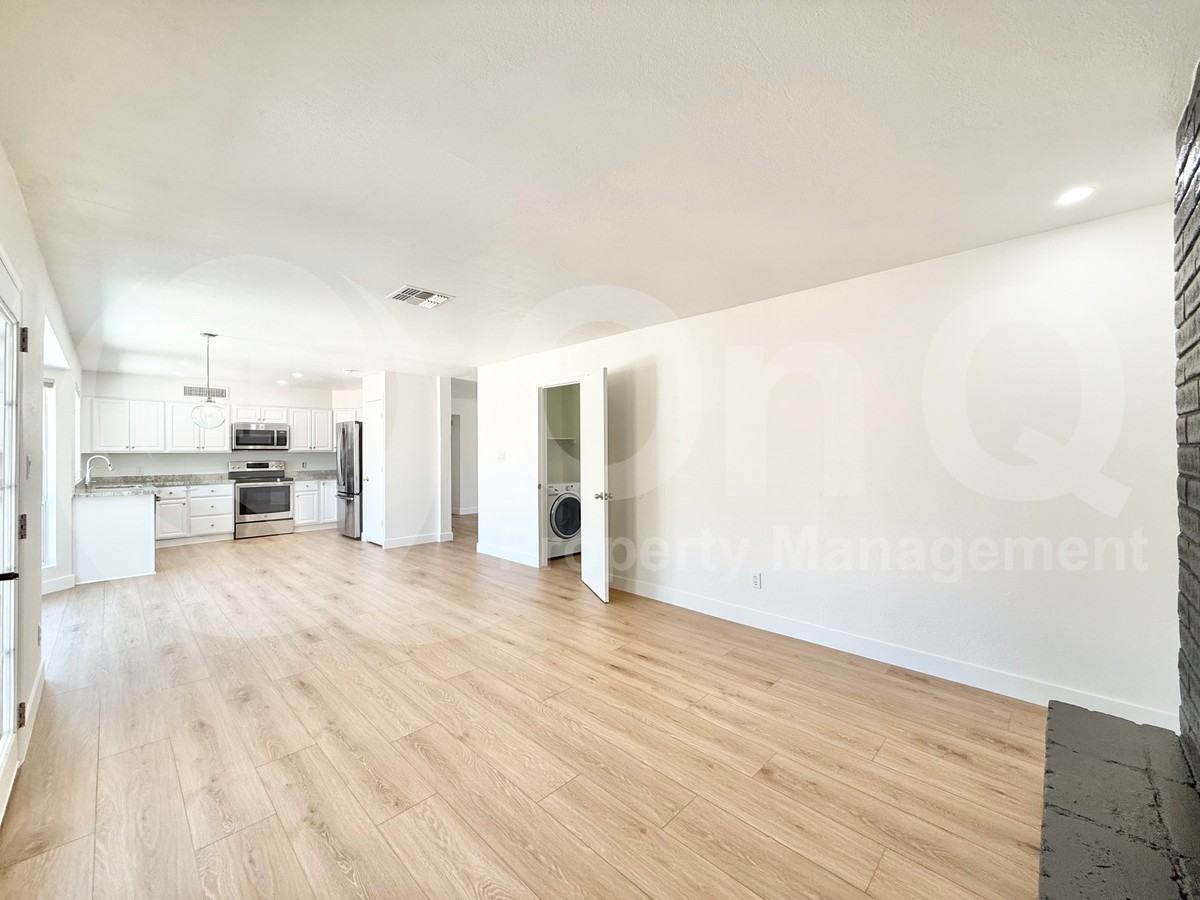 1744 W Mohawk Ln - Photo 7 of 26
