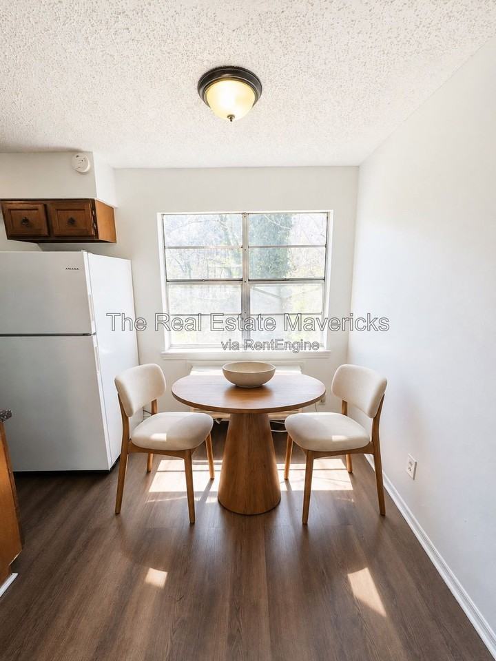 925 Shallowford Rd #8 - Photo 3 of 18