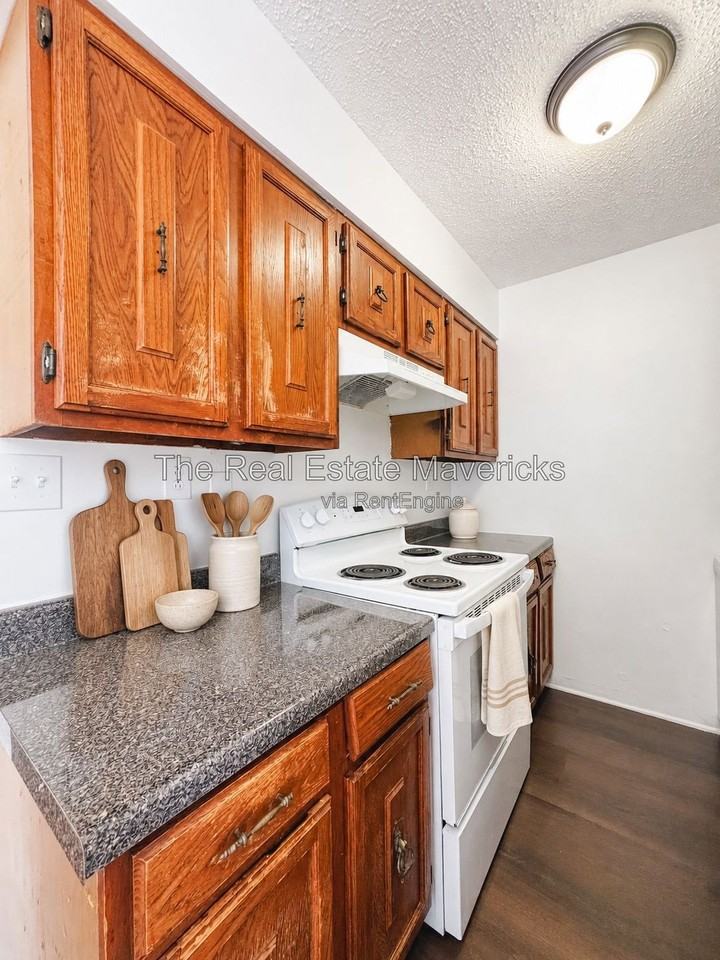 925 Shallowford Rd #8 - Photo 4 of 18