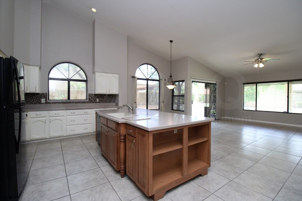 2011 E Lodge Dr - Photo 4 of 25