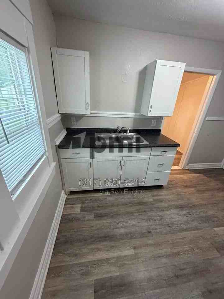 1327 W 32nd St - Photo 6 of 24