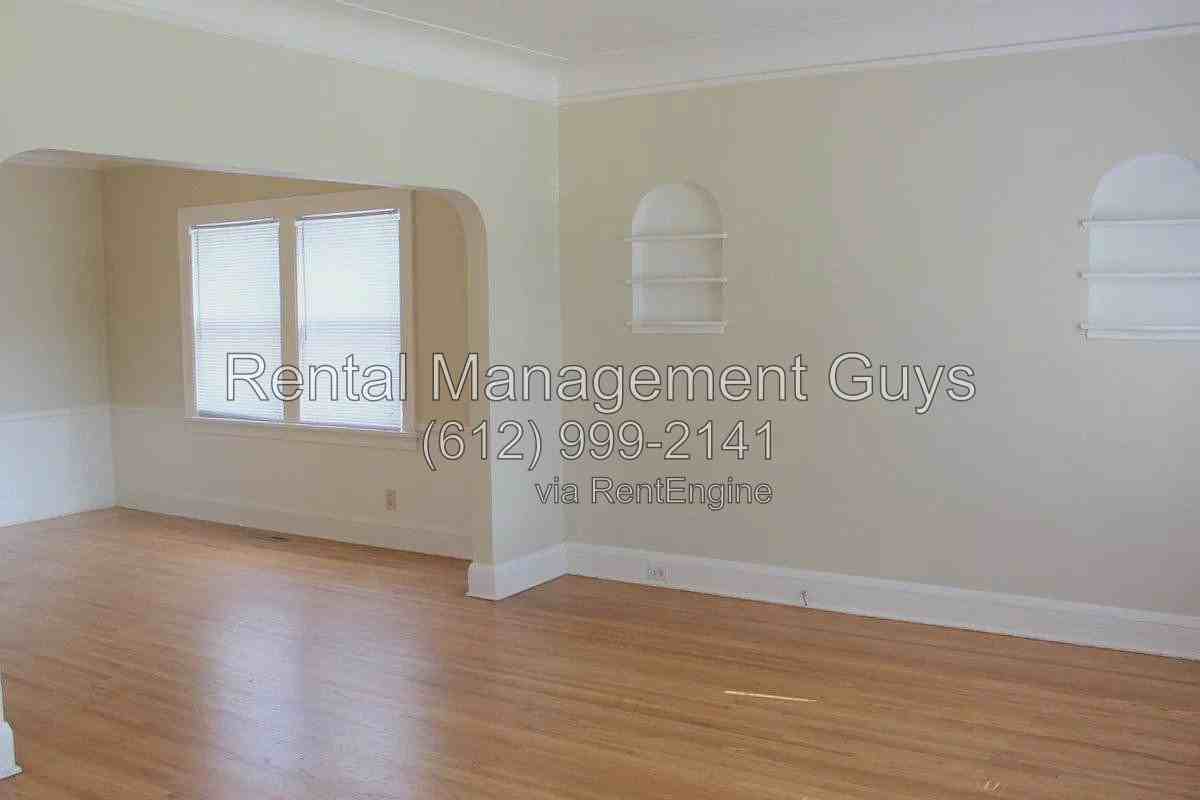 1610 Sheridan Ave N - Photo 4 of 20
