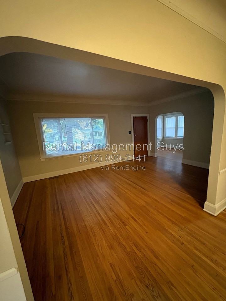 1610 Sheridan Ave N - Photo 6 of 20