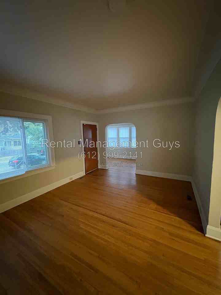 1610 Sheridan Ave N - Photo 7 of 20