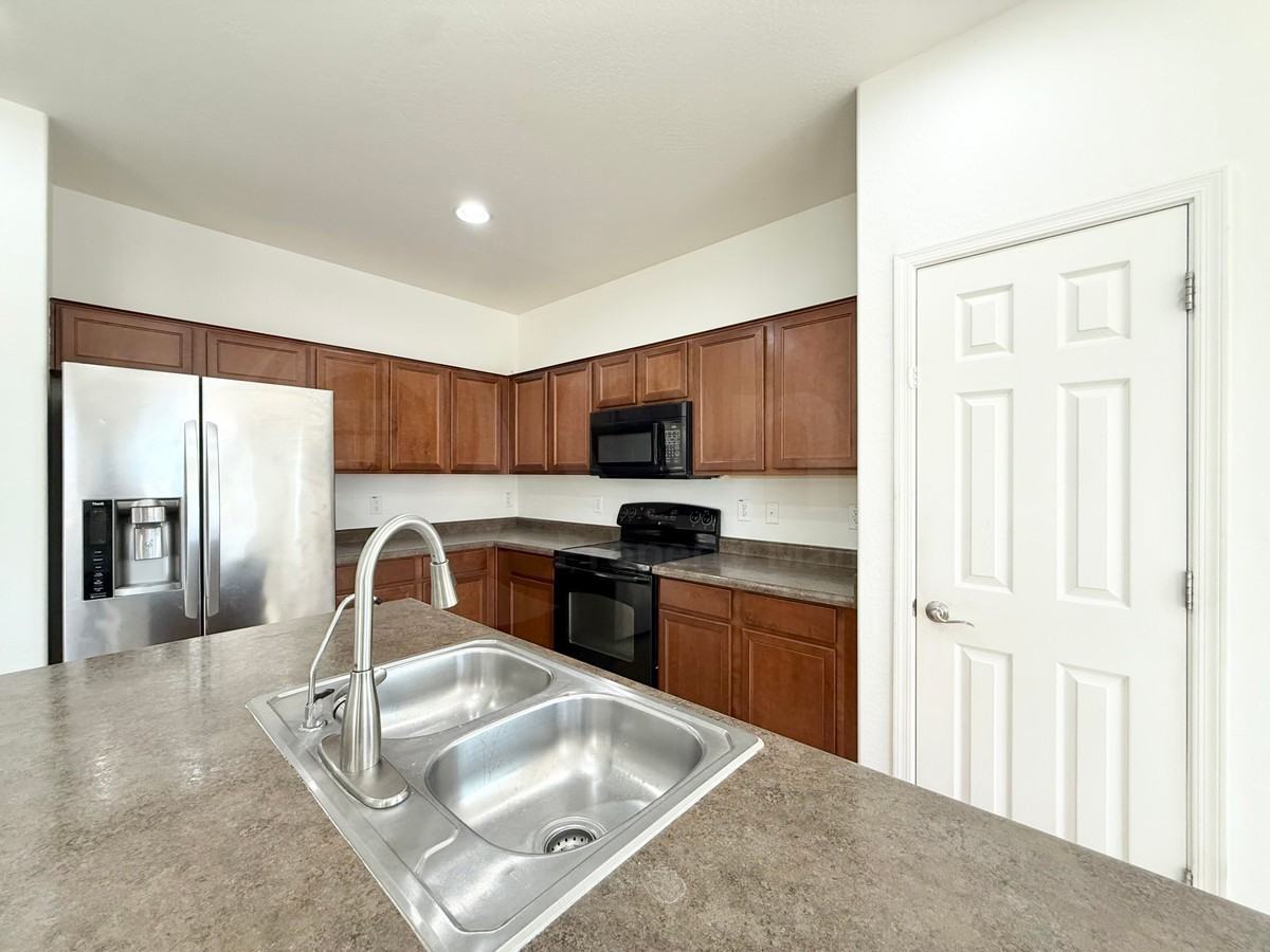 3828 S Vineyard Ave - Photo 3 of 25