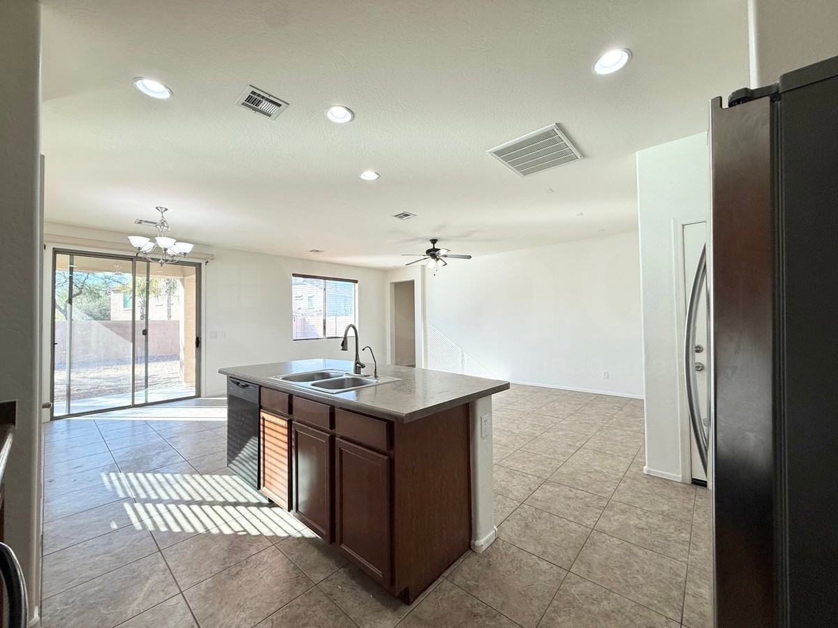 3828 S Vineyard Ave - Photo 4 of 25