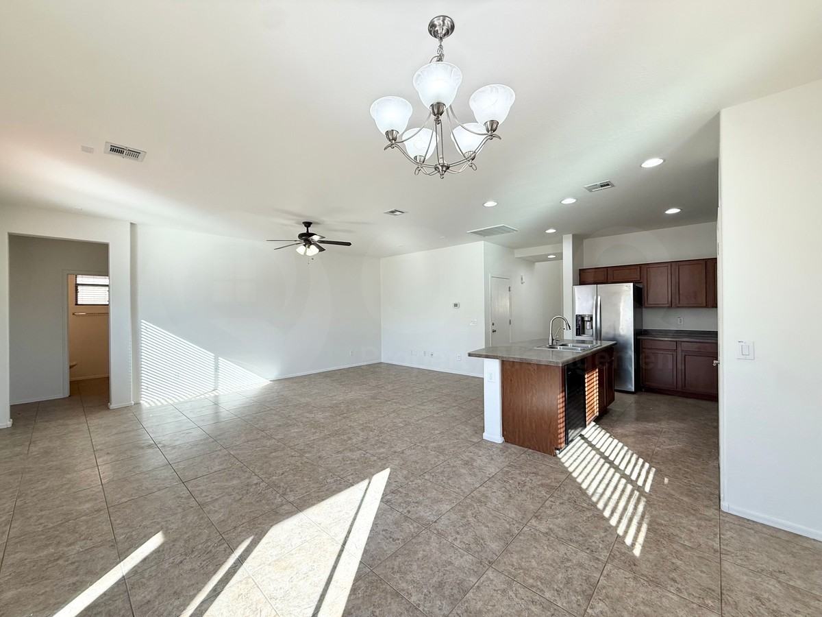 3828 S Vineyard Ave - Photo 5 of 25