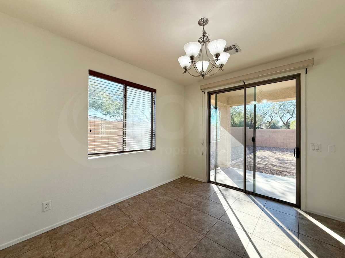 3828 S Vineyard Ave - Photo 6 of 25